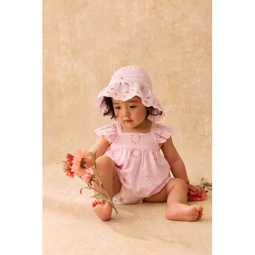 Louise Misha Lichte roze baby jurkje met geborduurde en kanten details