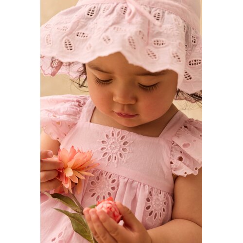 Louise Misha Lichte roze baby jurkje met geborduurde en kanten details