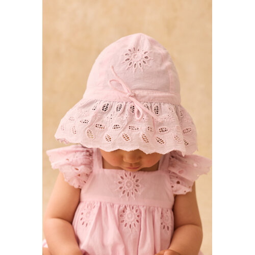 Louise Misha Lichte roze baby jurkje met geborduurde en kanten details