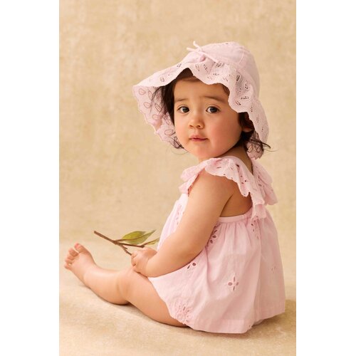 Louise Misha Lichte roze baby jurkje met geborduurde en kanten details