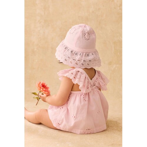 Louise Misha Lichte roze baby jurkje met geborduurde en kanten details