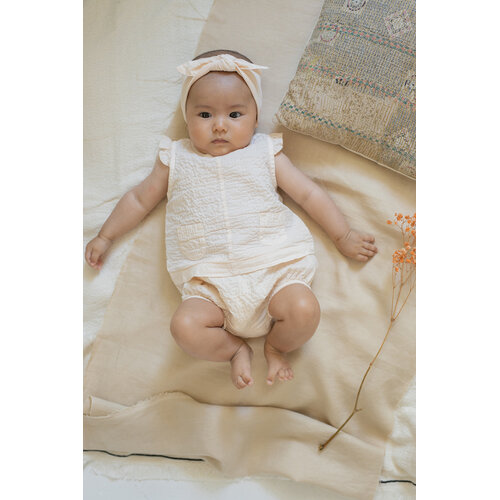 1 + in the family Ecru baby haarband met knoop detail 1 + in the family Ecru baby haarband met knoop detail