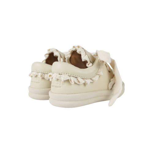 Donsje Peuter sneaker in gebroken wit met ruffle Donsje Peuter sneaker in gebroken wit met ruffle