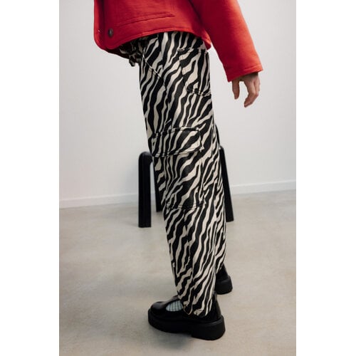 the new society Stoere cargo broek met all-over zebra print the new society Stoere cargo broek met all-over zebra print