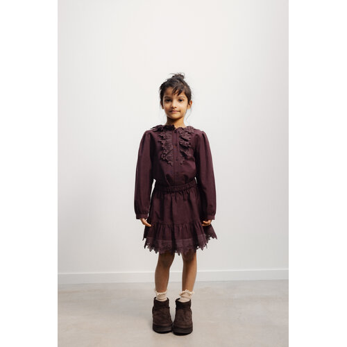 the new society Blouse in donkerrood met kanten details