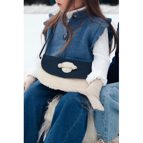 Donsje Leren handtasje met lammetje in blauw nubuck Donsje Leren handtasje met lammetje in blauw nubuck