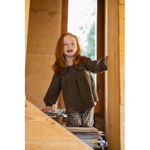 1 + in the family Top met kraagje in taupe kleur