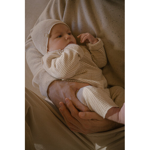 1 + in the family Warm beige gestreept baby mutsje