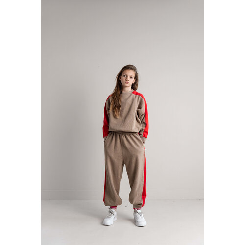 JENEST Beige jogger met rood detail JENEST Beige jogger met rood detail