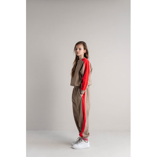 JENEST Beige jogger met rood detail JENEST Beige jogger met rood detail