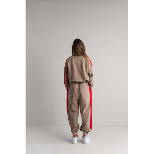 JENEST Beige jogger met rood detail JENEST Beige jogger met rood detail