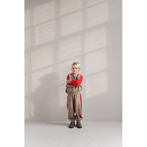 JENEST Beige jogger met rood detail JENEST Beige jogger met rood detail