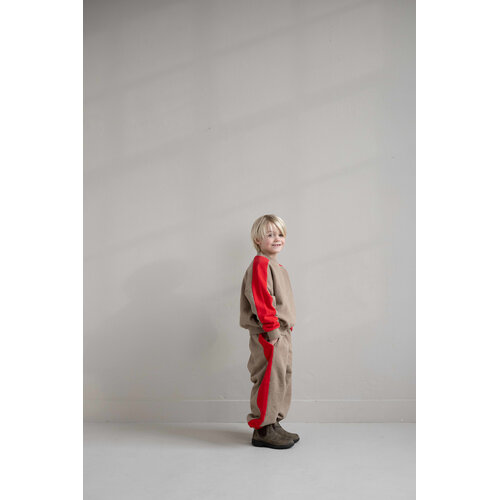 JENEST Beige jogger met rood detail JENEST Beige jogger met rood detail