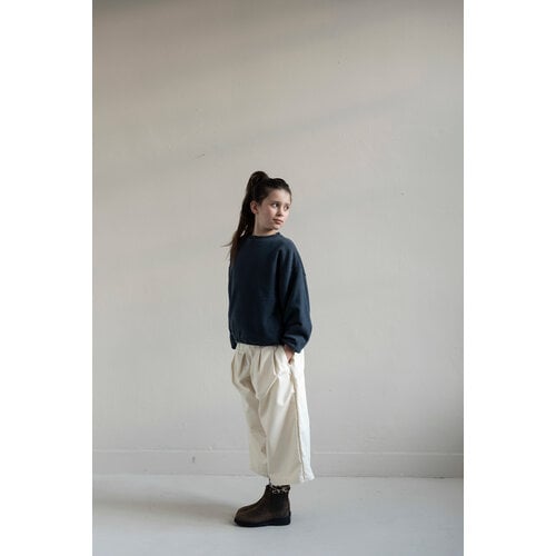 JENEST Donkere sweater met vleugel detail