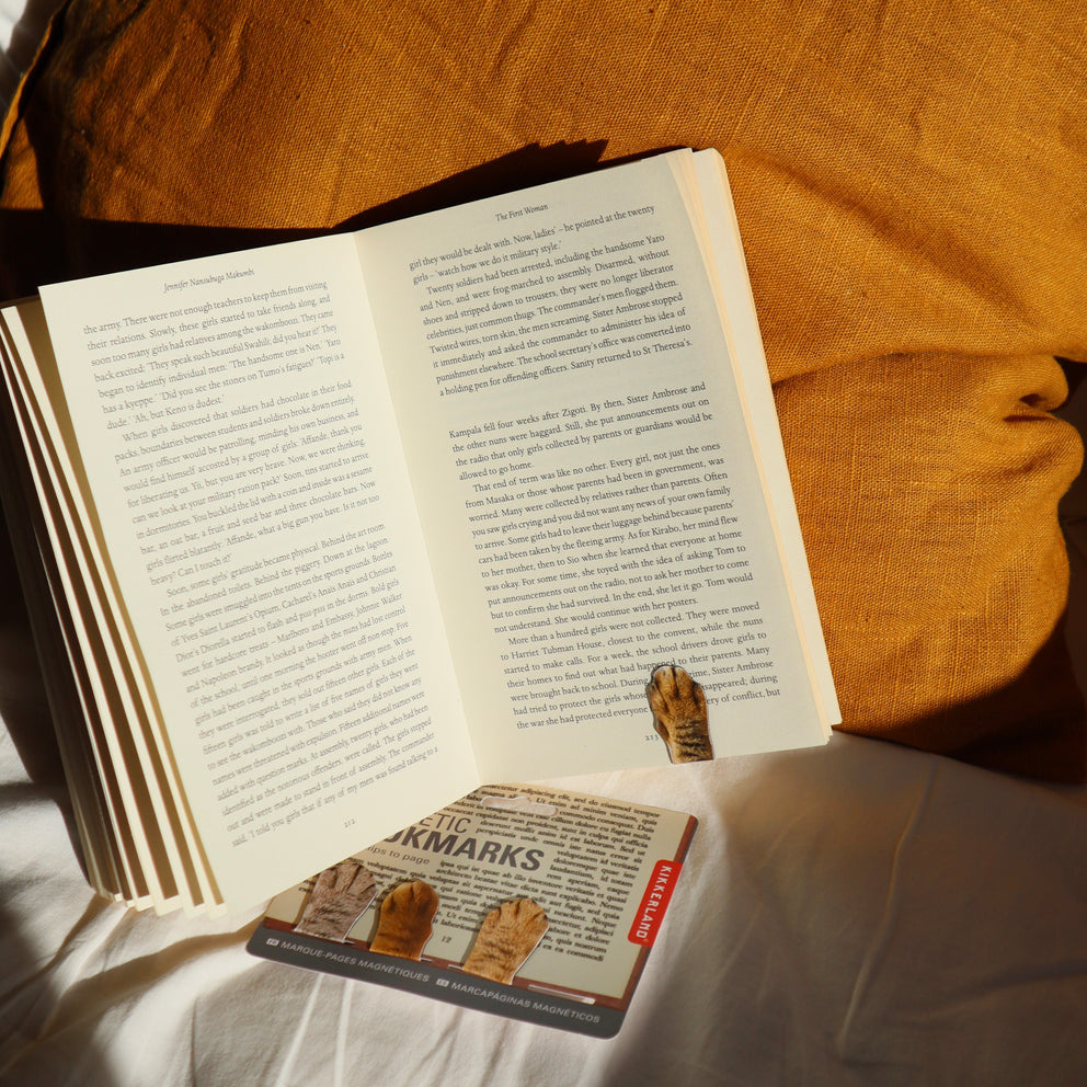 Kikkerland Kikkerland Magnetic Cat Paw Bookmarks