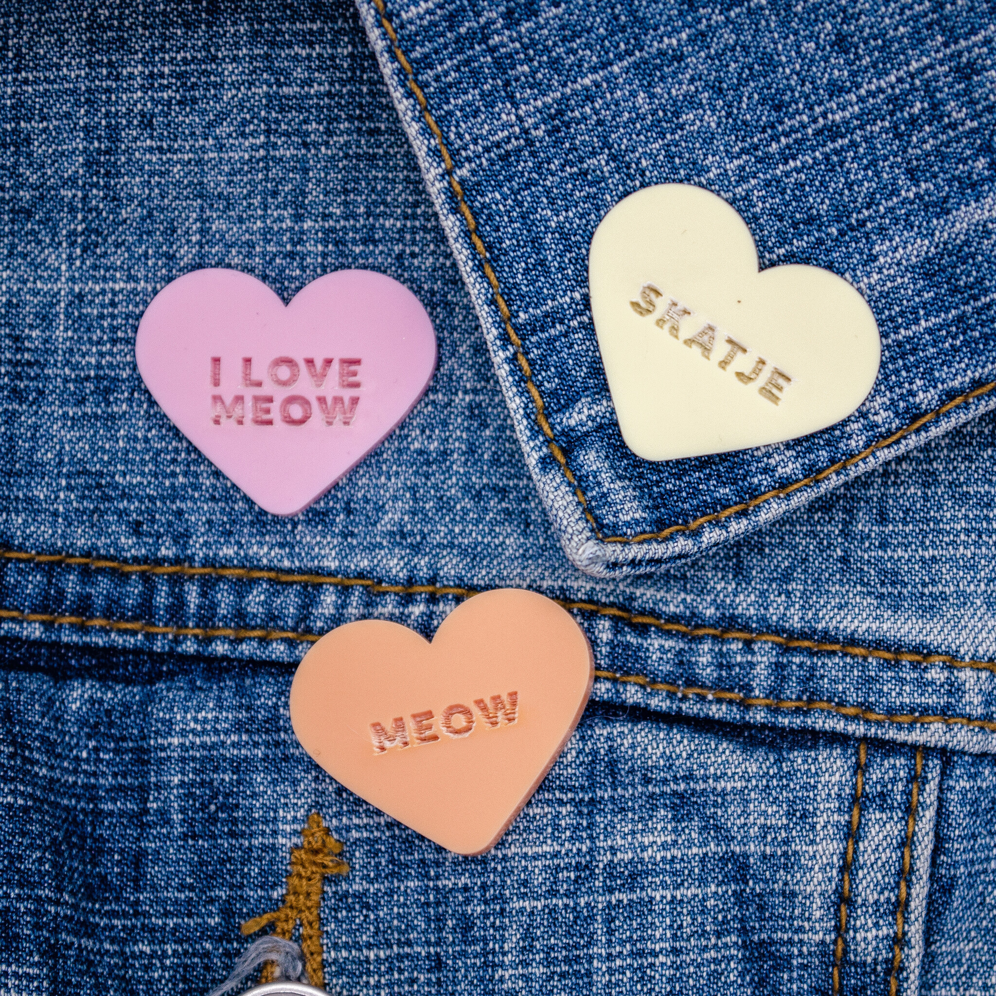 Kat & Snoephartjes wenskaart met pin 'I love meow'