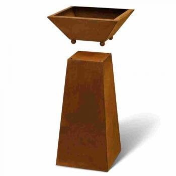 Metalen roestige tuindecoratiezuil met plantenbak in patina