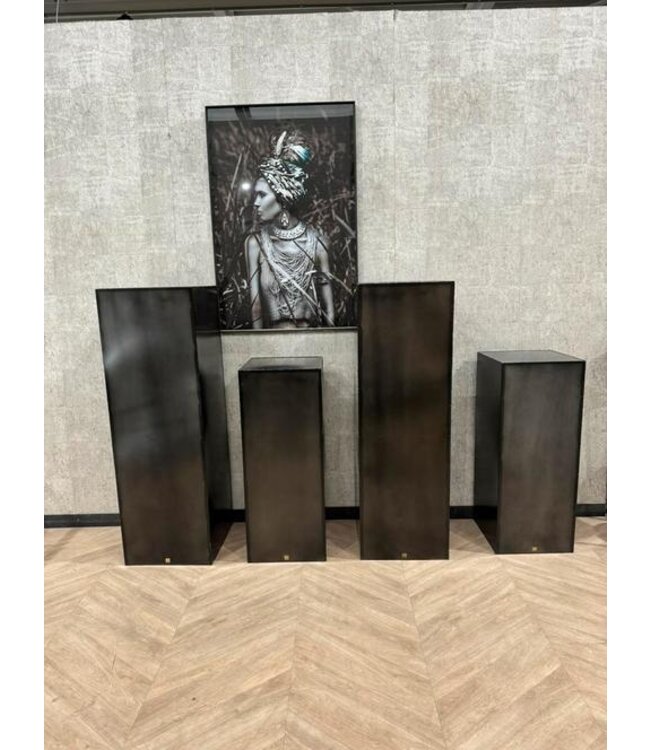 Grote zuilen metaal PTMD maat S €179,- of L €229, *showroom