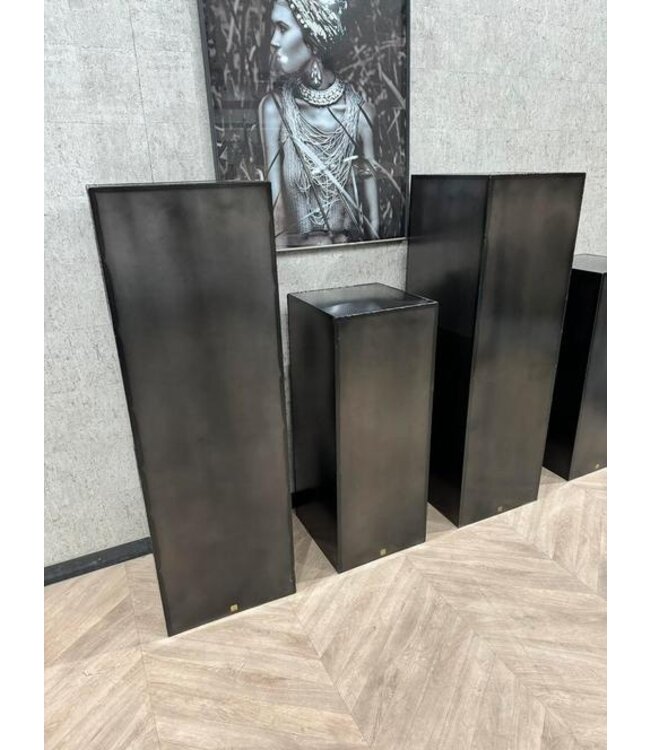 Grote zuilen metaal PTMD maat S €179,- of L €229, *showroom