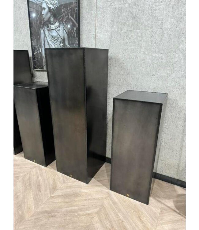 Grote zuilen metaal PTMD maat S €179,- of L €229, *showroom