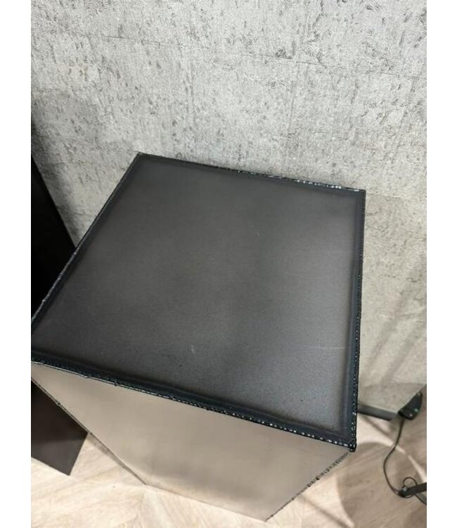 Grote zuilen metaal PTMD maat S €179,- of L €229, *showroom