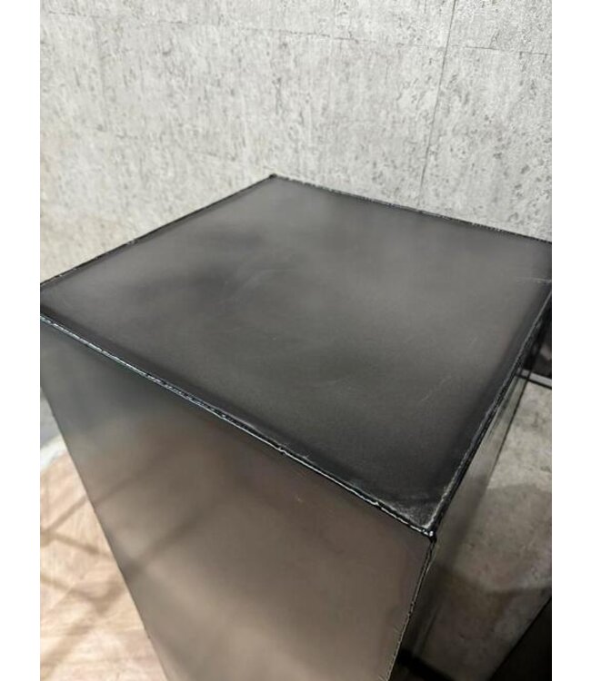 Grote zuilen metaal PTMD maat S €179,- of L €229, *showroom