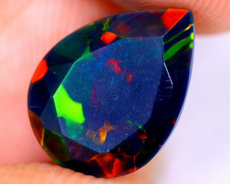 Äthiopischer Welo Geräucherter Opal - 'Colourful Darkness' - (12,5 x 9,3 x 5,8 mm - 2,19 Karat ) - POC-0185