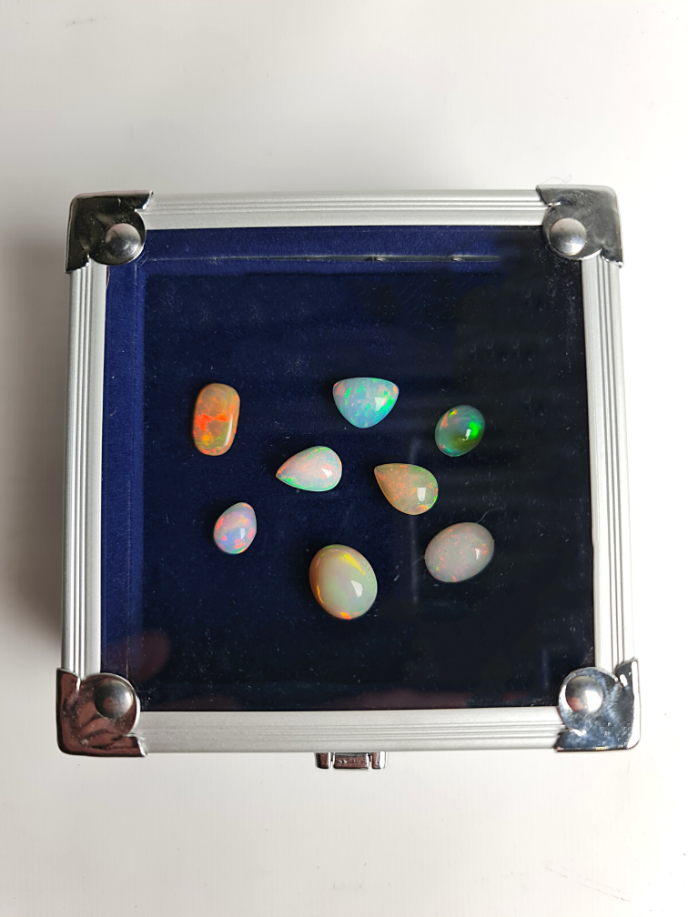 Boîte de collection - "Treasure Trove"  - Opales Welo d'Éthiopie - 7 Opales - Au total 24,80 carats - VENDU