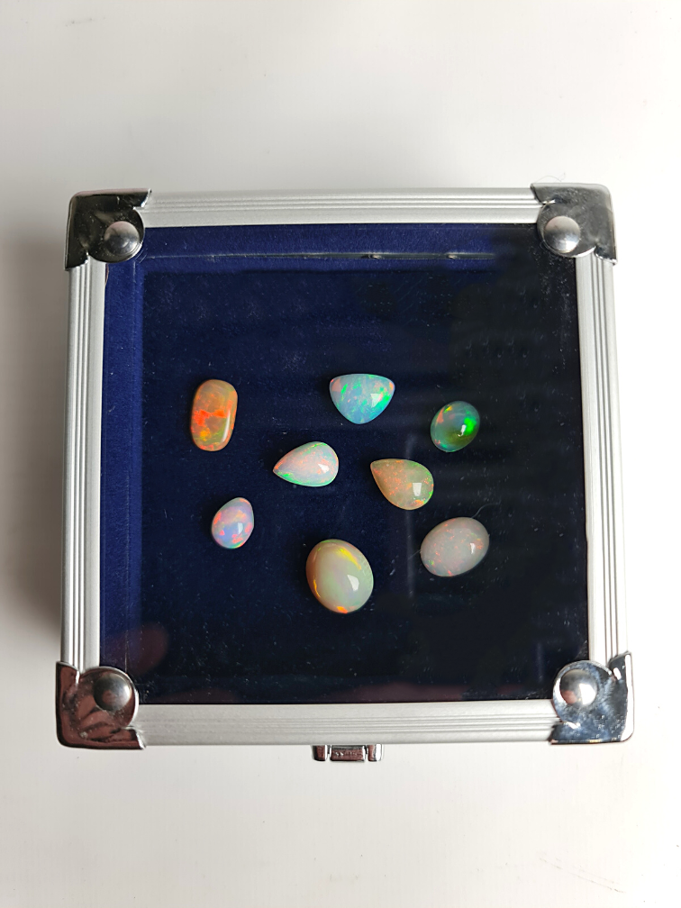 Collector's box - "Treasure Trove"  - Ethiopian Welo Opals - 7 Opals - Altogether 24,80 carats - SOLD