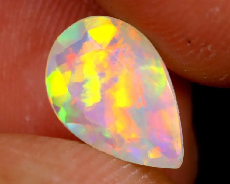 Äthiopischer Welo-Opal - "Cloudy Rainbow"  - (10,2x7,2x4mm - 1.23 Karat) - POC-0602