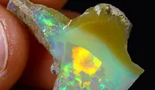 RARE !! OPALE JAUNE ET MULTICOLORE D'ETHIOPIE : 3,77 CARATS