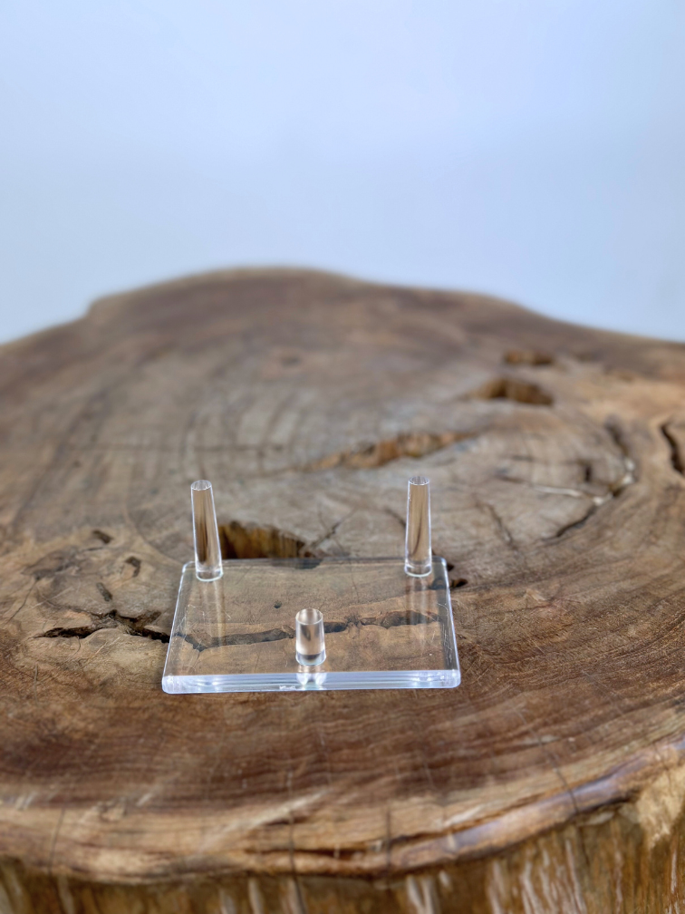 Kunststoffdisplay für Megalodon-Zähne - 6 cm hoch