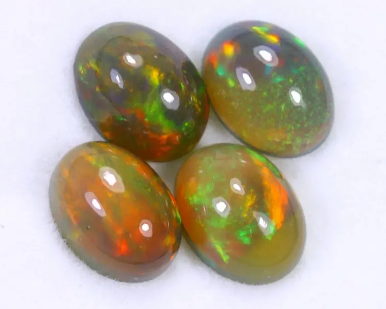 Natural Ethiopian Welo Opals - ‘Otherworld" - 7,9 x 5,7 x 4,1 mm - 3.86 carats - POC-0749