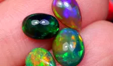 Opale noire multicolore d'origine éthiopienne. Superbes pépites bien