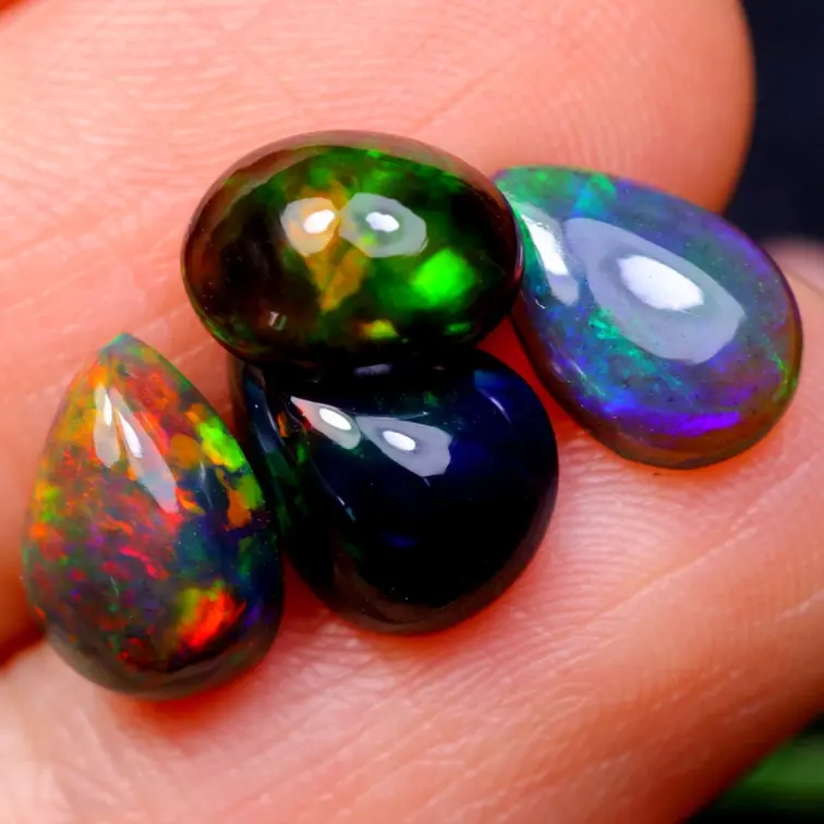 Opale Welo fumée naturelle d'Éthiopie - « Black Hole » - 8,7 x 6 x 3,8 mm - 3,75 carats - POC-0926