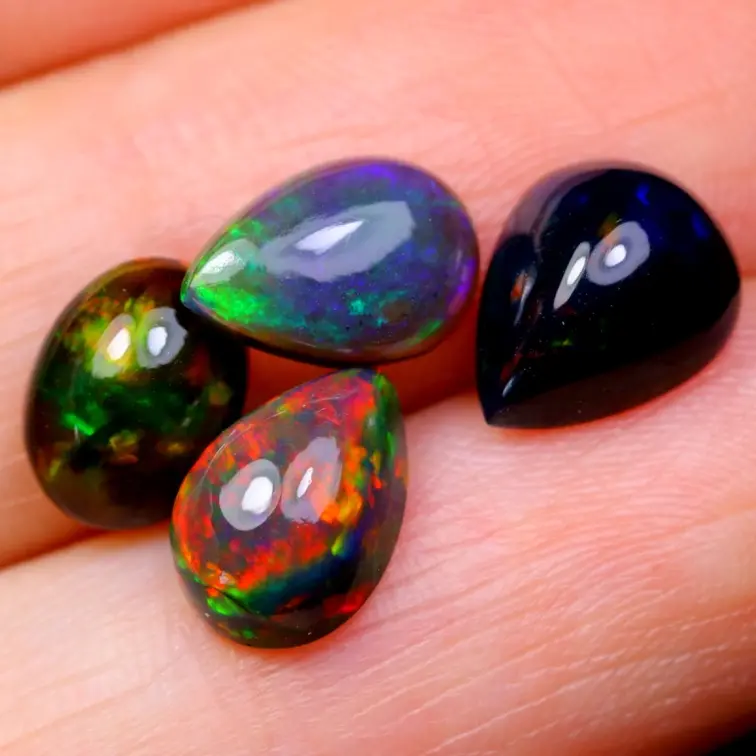 Ópalo etíope ahumado natural - «Black Hole» - 8,7 x 6 x 3,8 mm - 3,75 quilates - POC-0926