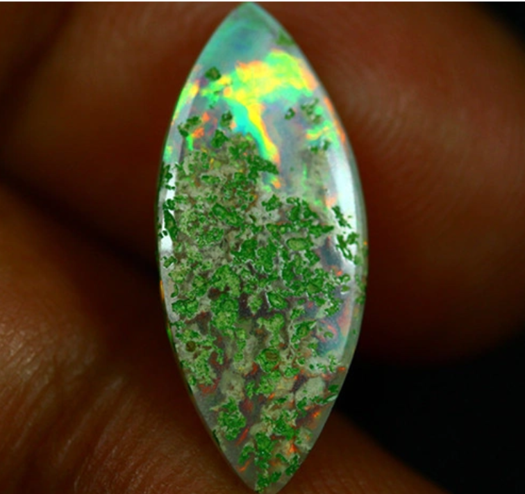 Natürlicher äthiopischer Welo-Opal - " Rainbow Flashes" - 19 x 8 x 4 mm - 2,66 Karat