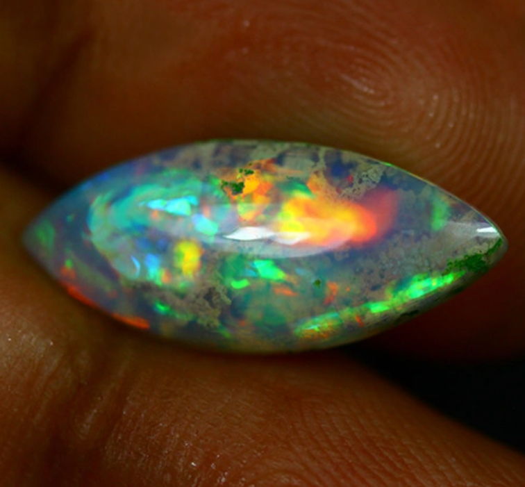 Natürlicher äthiopischer Welo-Opal - " Rainbow Flashes" - 19 x 8 x 4 mm - 2,66 Karat
