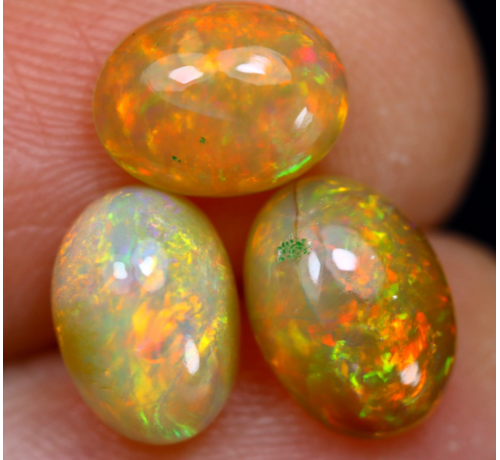 Ópalo etíope ahumado natural (tres unidades) - «Sacret Pull» - 8,3 x 6 x 3,7 mm - 2,9 quilates