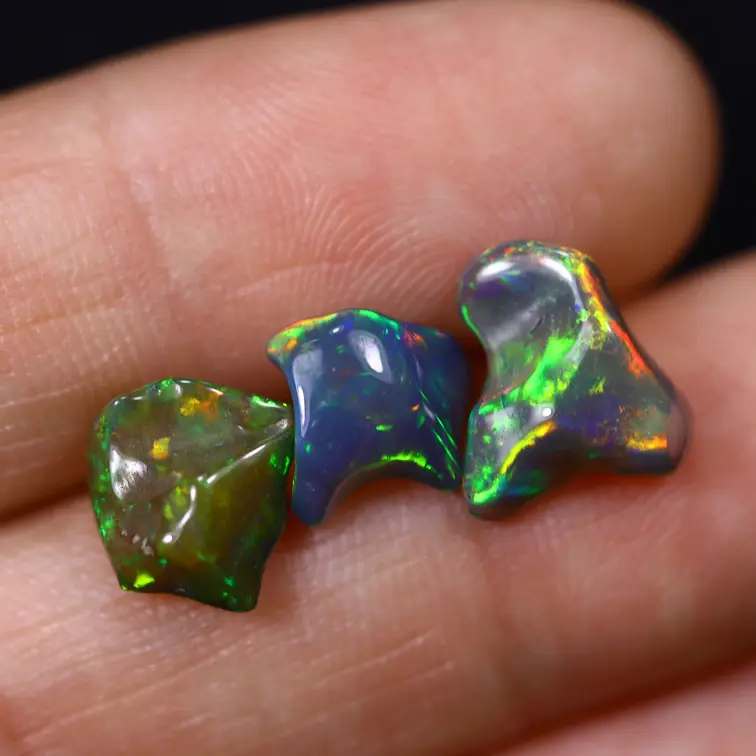 Äthiopischer Welo - Geräucherter Opal "Aurora Smoke Trio" - (3.5 x 10.3 x 9.6 mm - 4,2 Karat)