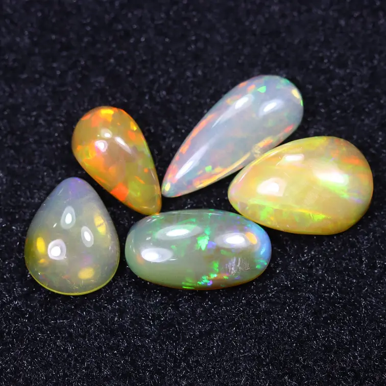 Natuurlijke Ethiopische Welo Opaal - "Blazing Welo Mirage" - 14.2 x 7.9 x 4 mm - 11.24 karaat
