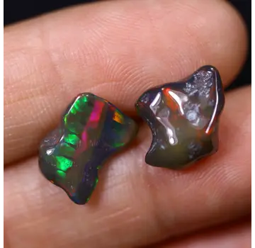 Welo Éthiopien - Opale Fumée "Smoky Verdant Flames" - (13.9 x 8.4 x 5.5 mm - 5,23 carats)