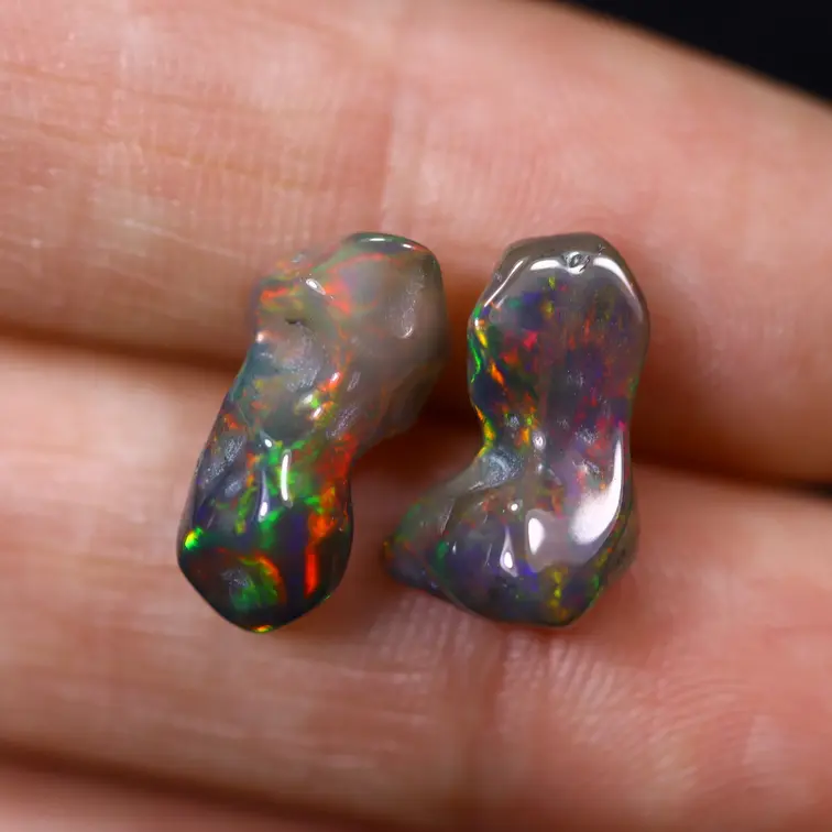 Opale Ethiopica Welo - Opale Affumicata "Smoky Verdant Flames" - (13.9 x 8.4 x 5.5 mm - 5.23 carati)