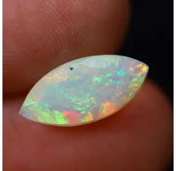 Natuurlijke Ethiopische Welo Opaal - "Verdant Ember" - 13.8 x 6.6 x 4.5 mm - 1.45 karaat