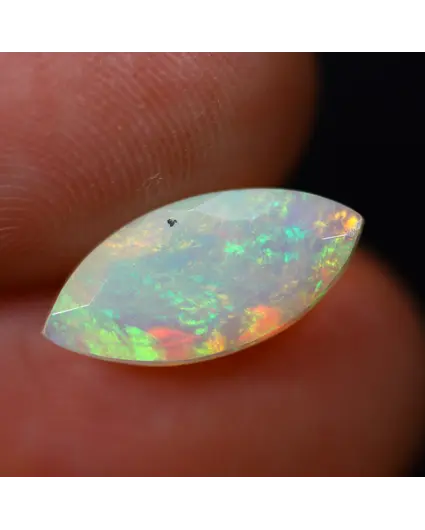 Natuurlijke Ethiopische Welo Opaal - "Verdant Ember" - 13.8 x 6.6 x 4.5 mm - 1.45 karaat