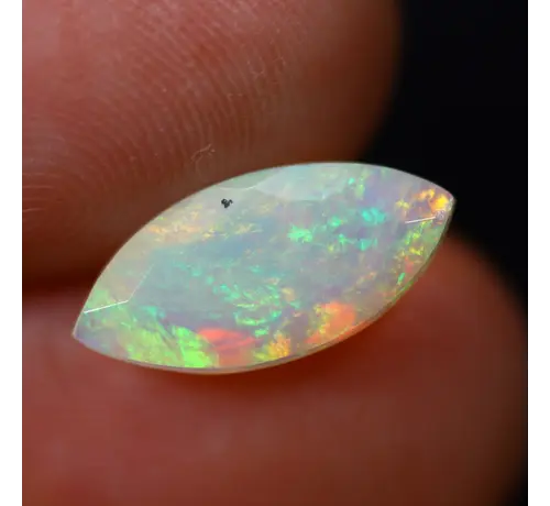 Natuurlijke Ethiopische Welo Opaal - "Verdant Ember" - 13.8 x 6.6 x 4.5 mm - 1.45 karaat