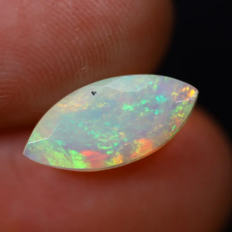 Natuurlijke Ethiopische Welo Opaal - "Verdant Ember" - 13.8 x 6.6 x 4.5 mm - 1.45 karaat