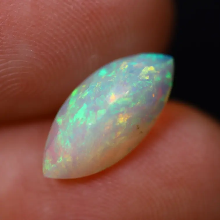 Natuurlijke Ethiopische Welo Opaal - "Verdant Ember" - 13.8 x 6.6 x 4.5 mm - 1.45 karaat