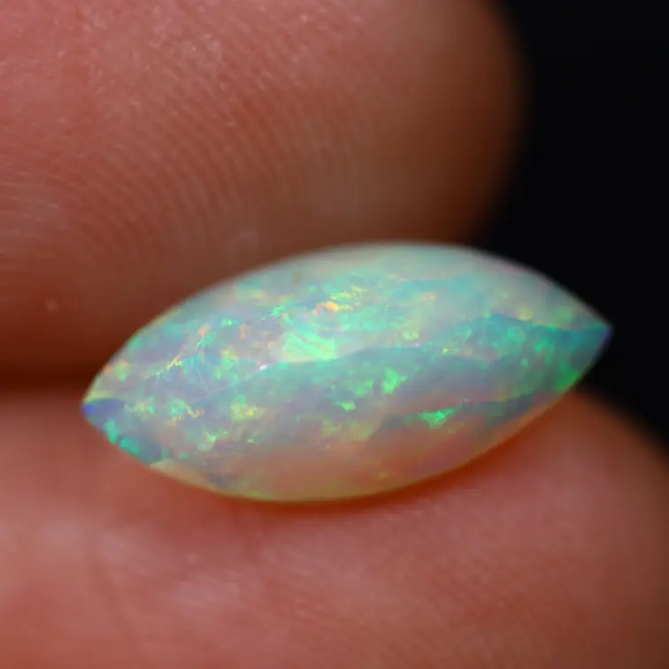 Natuurlijke Ethiopische Welo Opaal - "Verdant Ember" - 13.8 x 6.6 x 4.5 mm - 1.45 karaat