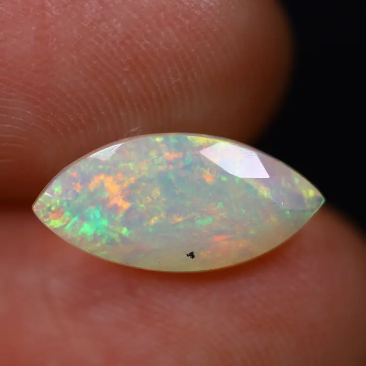 Natuurlijke Ethiopische Welo Opaal - "Verdant Ember" - 13.8 x 6.6 x 4.5 mm - 1.45 karaat